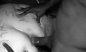 Gordinha safada dando pra negão pauzudo na frente do marido cuckold