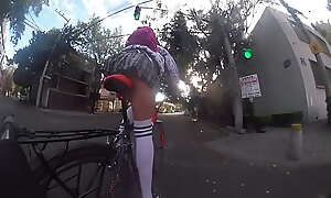 Paseo en bicicleta upskirt, ¿Quieres mirar bajo mi falda?
