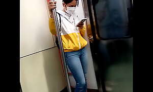 Panochita rica jeans apretados en el metro